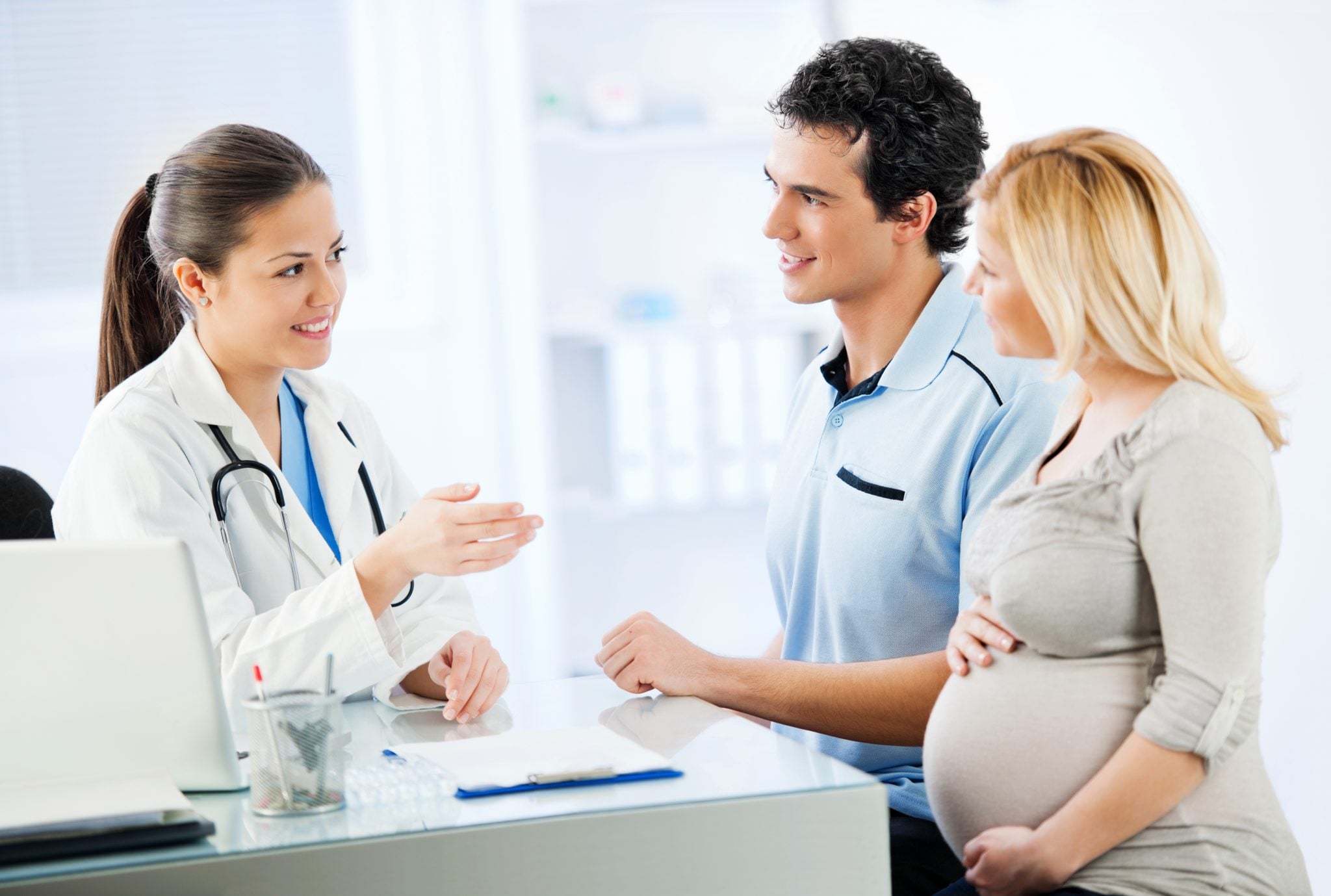Ведение беременности рейтинг. Беременные на консультации. Консультирование беременных. Пара у врача.