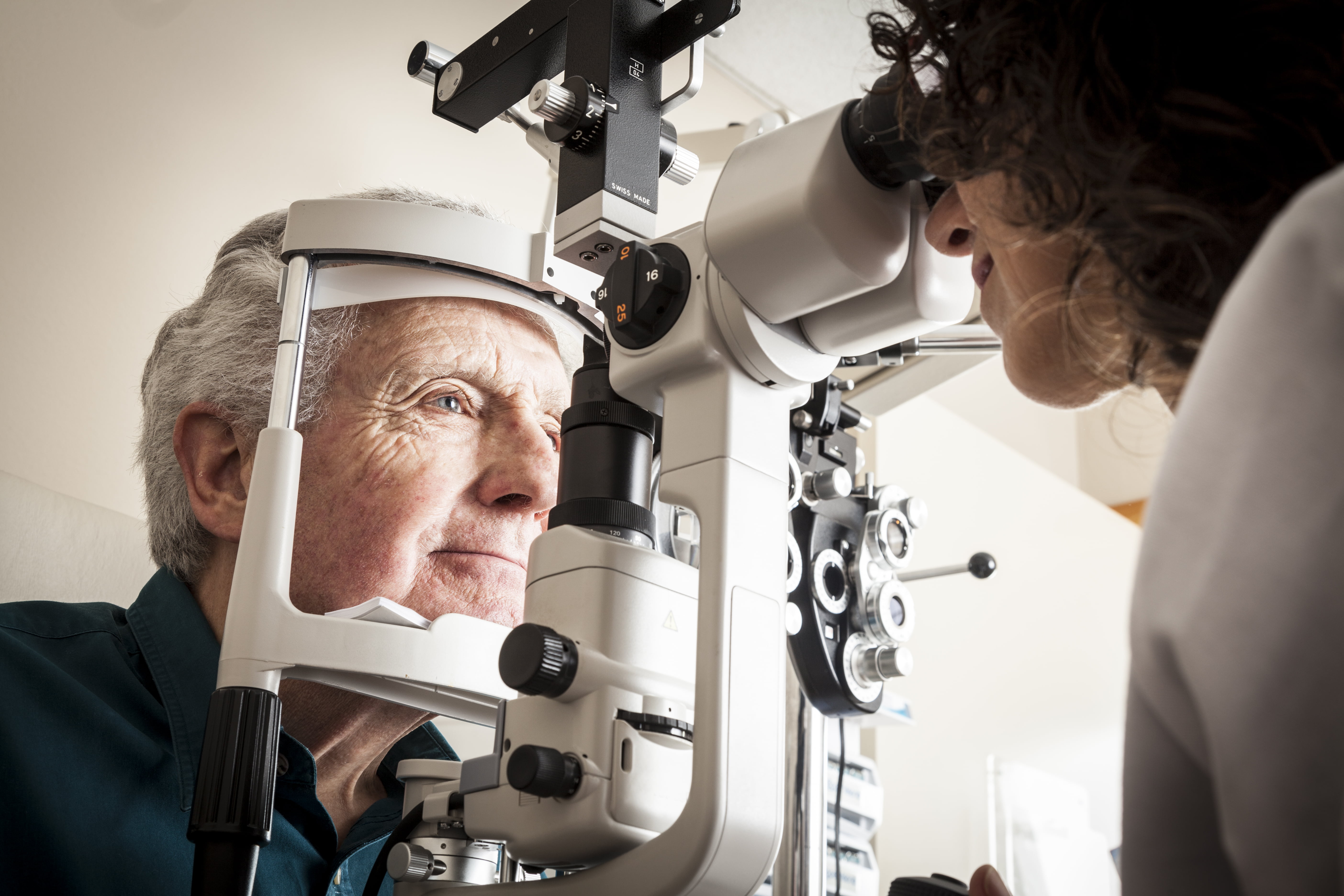 Лечение глазных заболеваний. Пожилой человек у офтальмолога. Катаракты офтальмология.